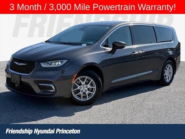 2023 Chrysler Pacifica Touring L — photo 1 of 10