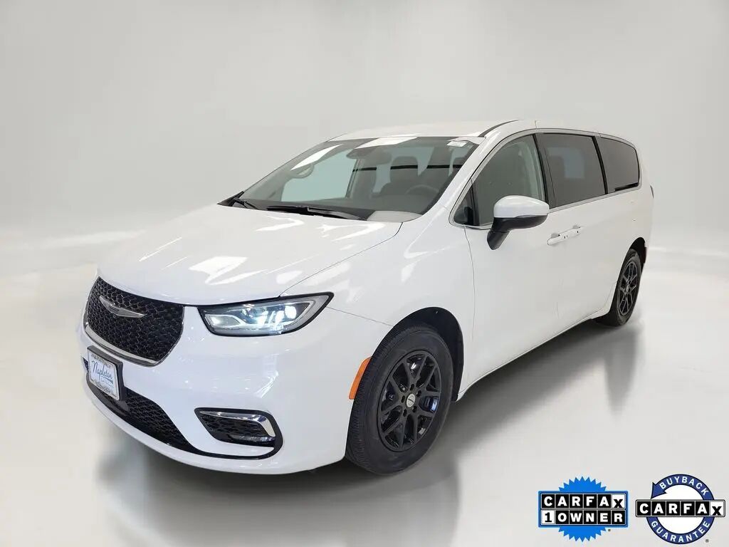 2023 Chrysler Pacifica Touring L — photo 1 of 12