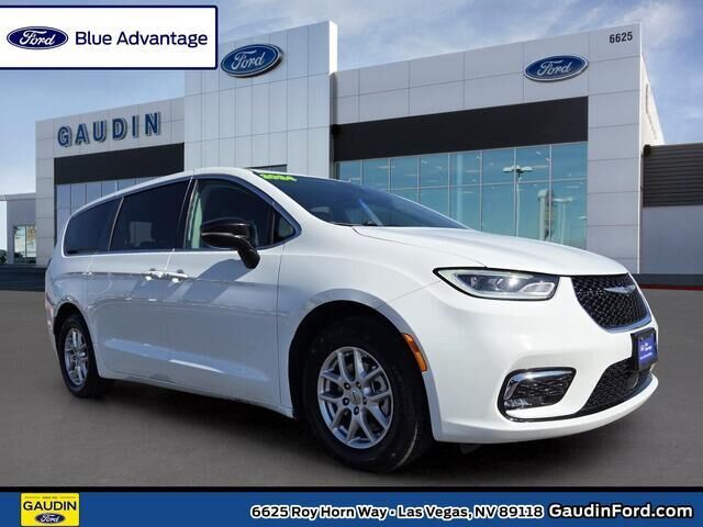 2024 Chrysler Pacifica Touring L — photo 1 of 13