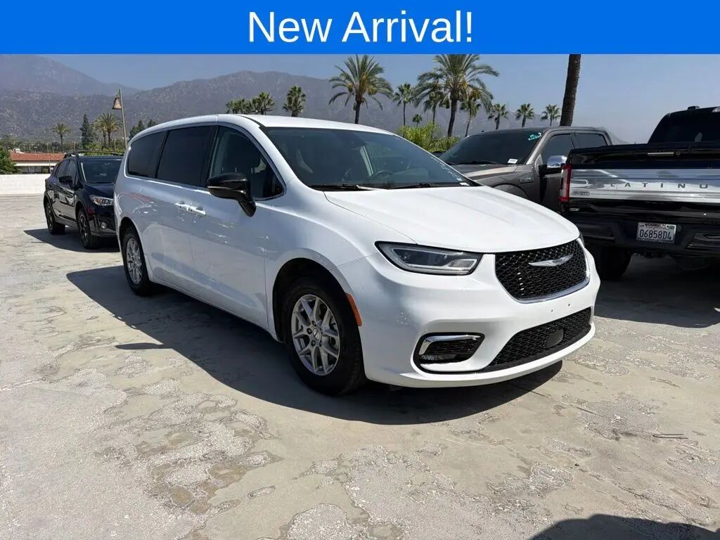 2024 Chrysler Pacifica Touring L — photo 1 of 12