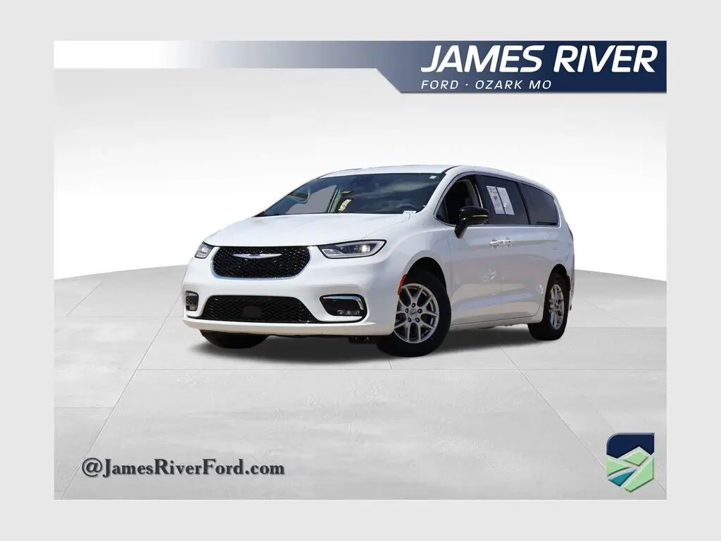2024 Chrysler Pacifica Touring L — photo 1 of 13
