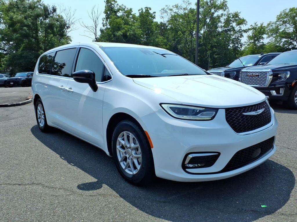 2024 Chrysler Pacifica Touring L — photo 1 of 13