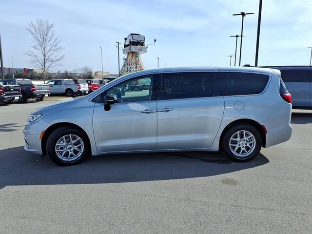 2024 Chrysler Pacifica Touring L — photo 1 of 13