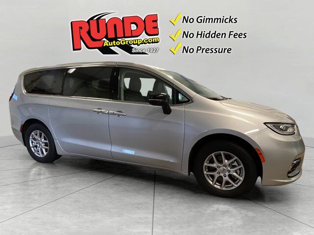 2024 Chrysler Pacifica Touring L — photo 1 of 1