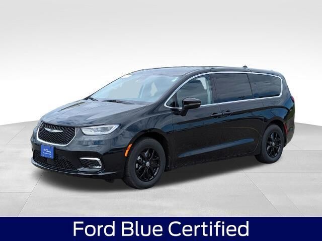 2023 Chrysler Pacifica Touring L — photo 1 of 1