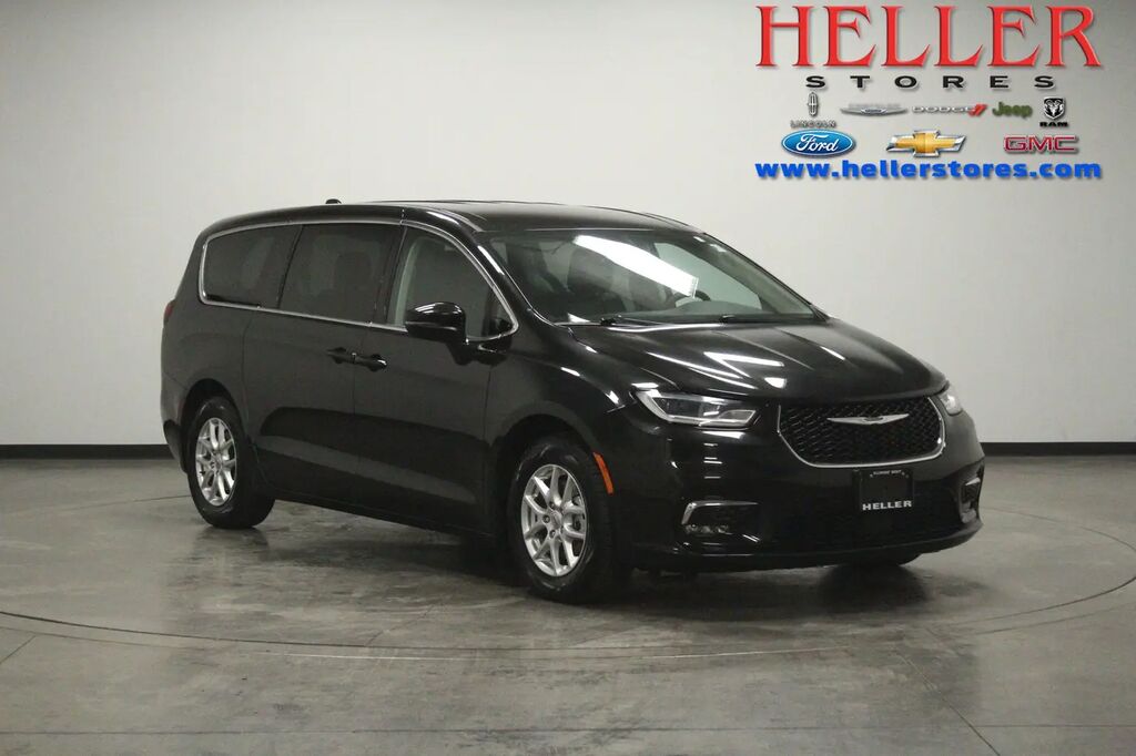2023 Chrysler Pacifica Touring L — photo 1 of 13
