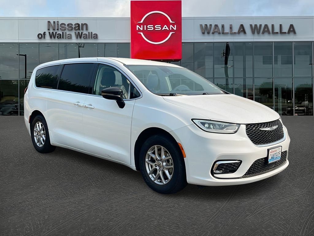 2024 Chrysler Pacifica — photo 1 of 13