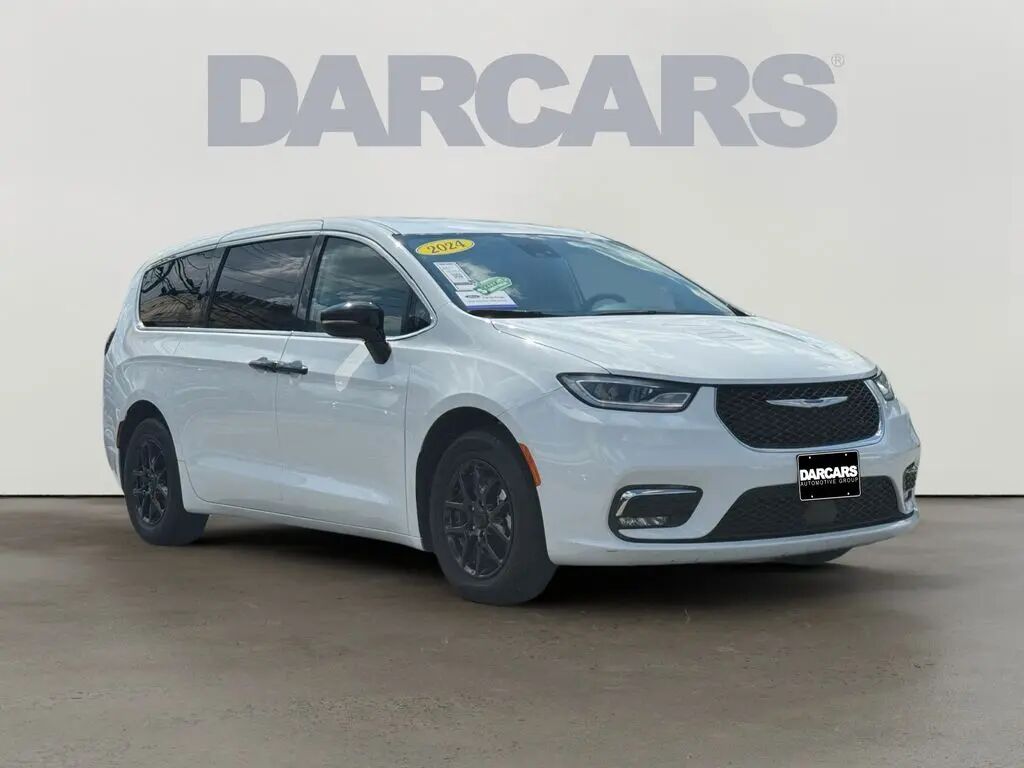 2024 Chrysler Pacifica Touring L — photo 1 of 13