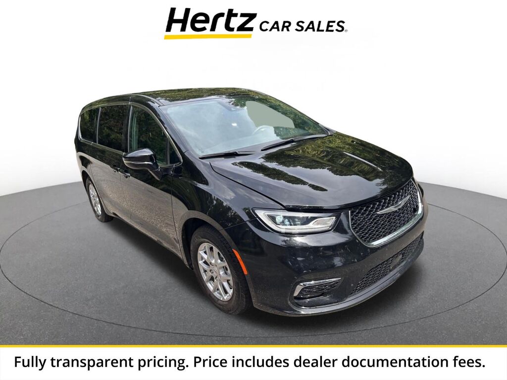 2025 Chrysler Pacifica Select — photo 1 of 11