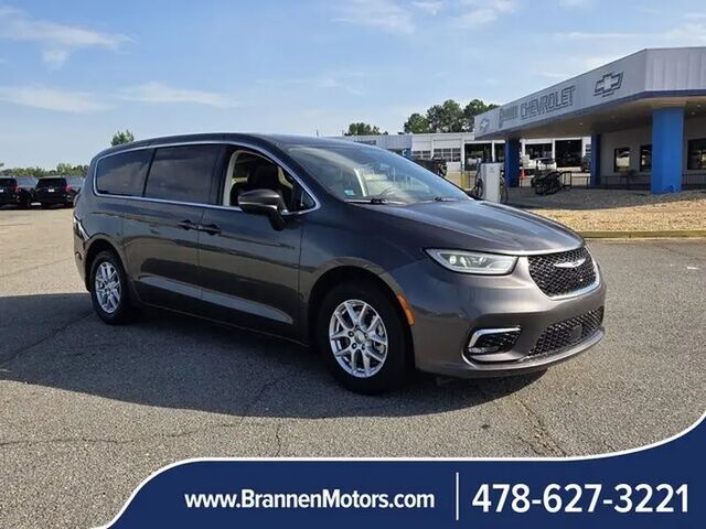 2023 Chrysler Pacifica Touring L — photo 1 of 13