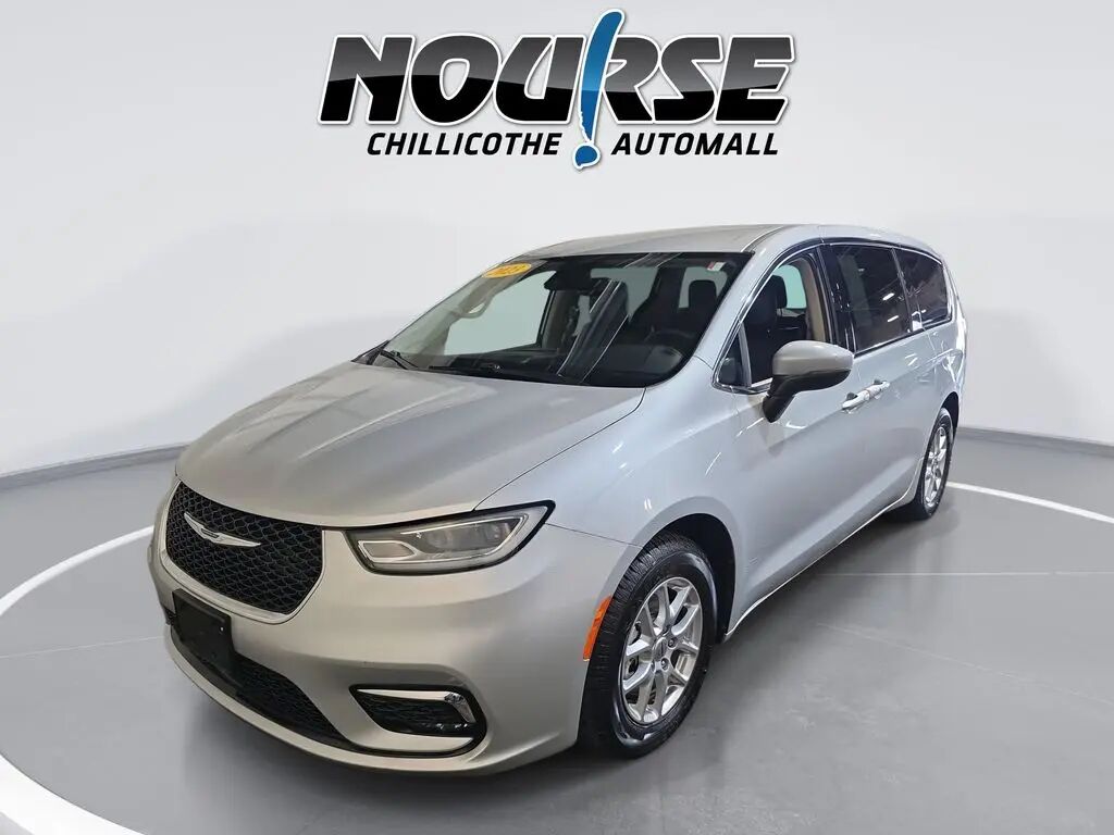 2023 Chrysler Pacifica Touring L — photo 1 of 13