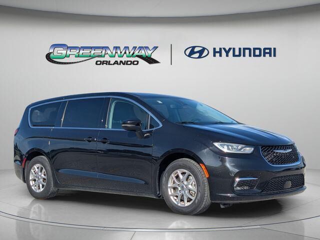 2023 Chrysler Pacifica Touring L — photo 1 of 13
