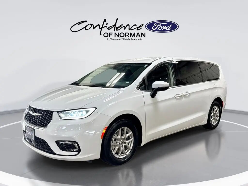 2023 Chrysler Pacifica Touring L — photo 1 of 13
