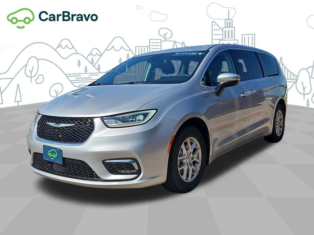 2023 Chrysler Pacifica Touring L — photo 1 of 6