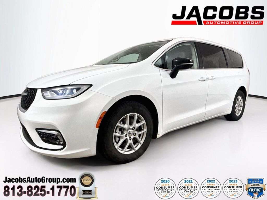 2024 Chrysler Pacifica Touring L — photo 1 of 13