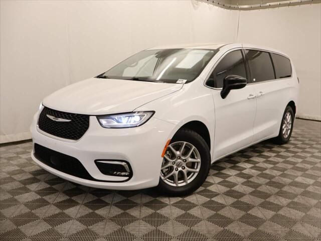 2024 Chrysler Pacifica Touring L — photo 1 of 13