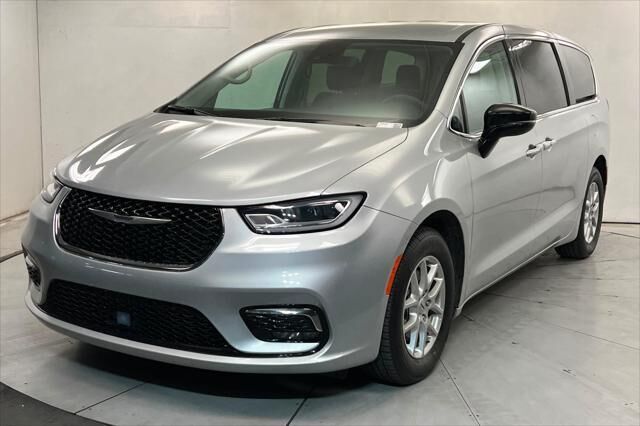 2024 Chrysler Pacifica Touring L — photo 1 of 13