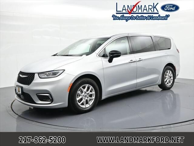 2024 Chrysler Pacifica Touring L — photo 1 of 13