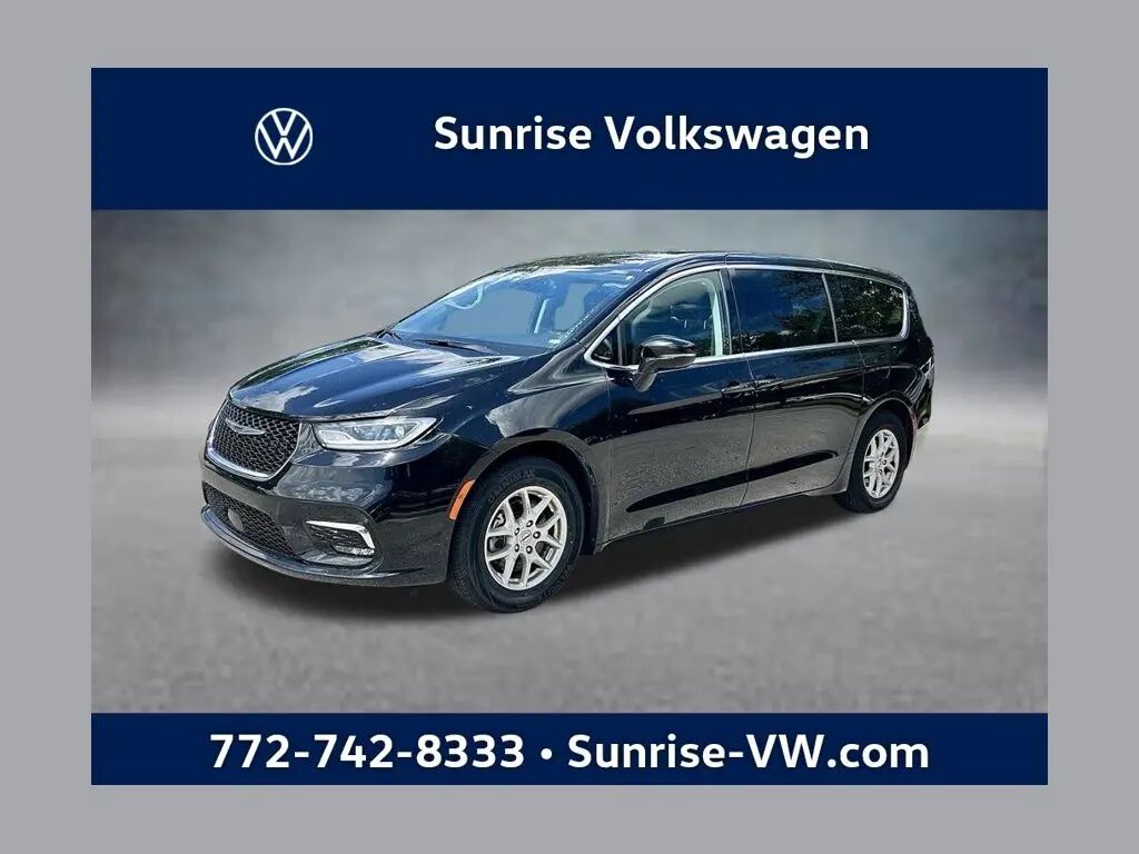 2024 Chrysler Pacifica Touring L — photo 1 of 13
