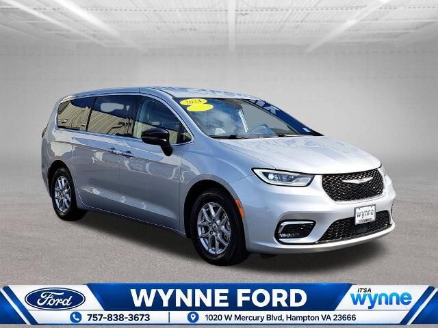 2024 Chrysler Pacifica Touring L — photo 1 of 13
