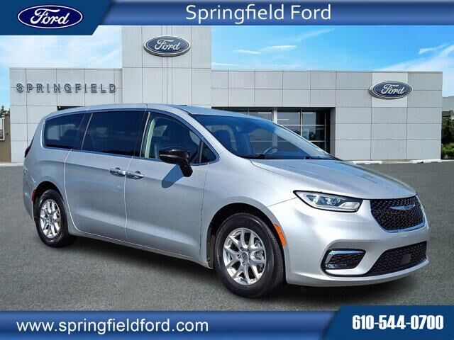 2024 Chrysler Pacifica Touring L — photo 1 of 13