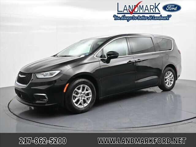 2024 Chrysler Pacifica Touring L — photo 1 of 12