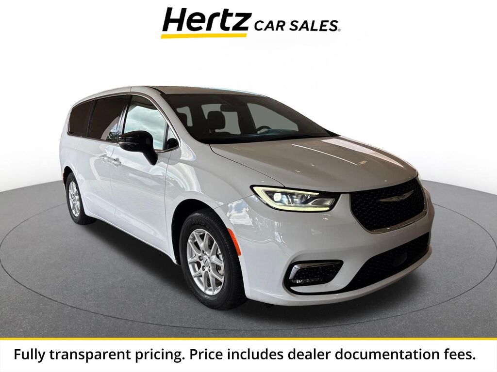 2025 Chrysler Pacifica Select — photo 1 of 11