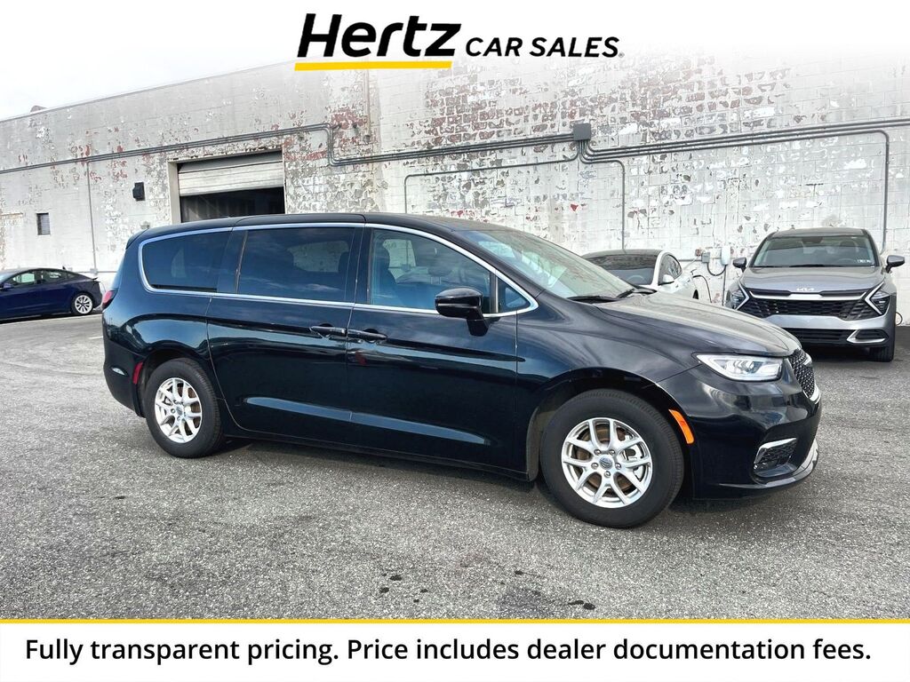 2025 Chrysler Pacifica Select — photo 1 of 11
