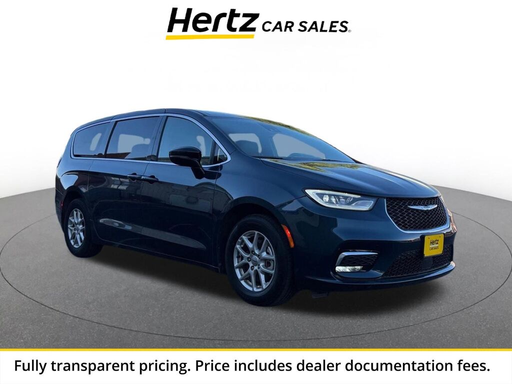2025 Chrysler Pacifica Select — photo 1 of 11