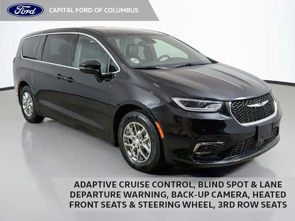 2025 Chrysler Pacifica Select — photo 1 of 11