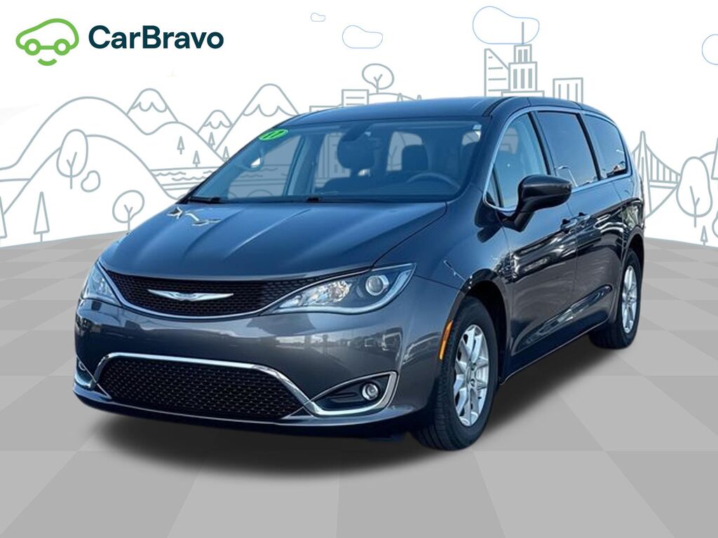 2017 Chrysler Pacifica Touring Plus — photo 1 of 6