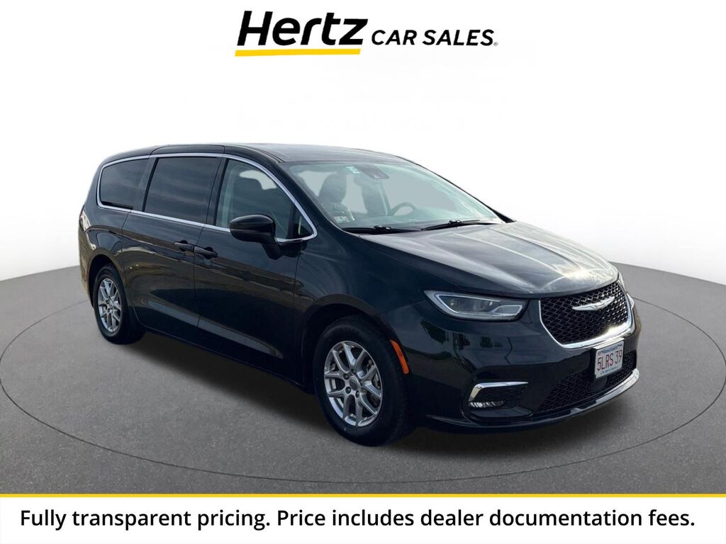 2023 Chrysler Pacifica Touring L — photo 1 of 11