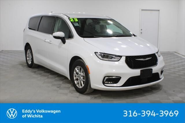 2023 Chrysler Pacifica Touring L — photo 1 of 13