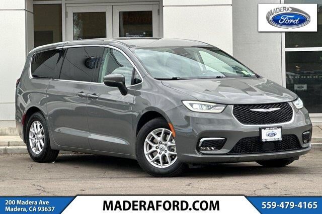2023 Chrysler Pacifica Touring L — photo 1 of 13
