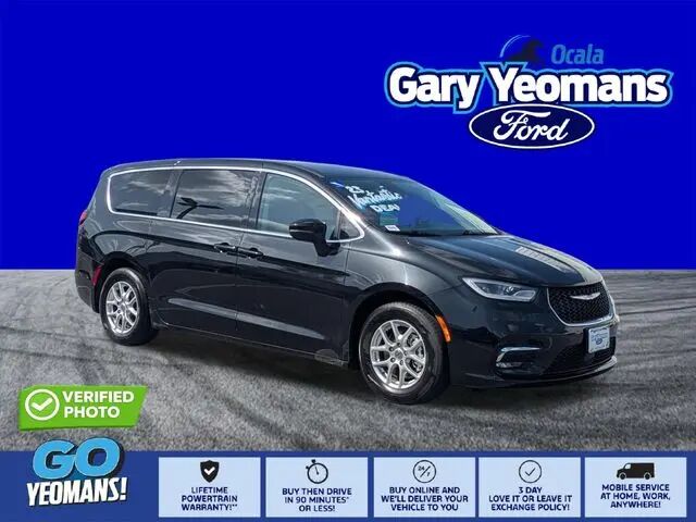 2023 Chrysler Pacifica Touring L — photo 1 of 13