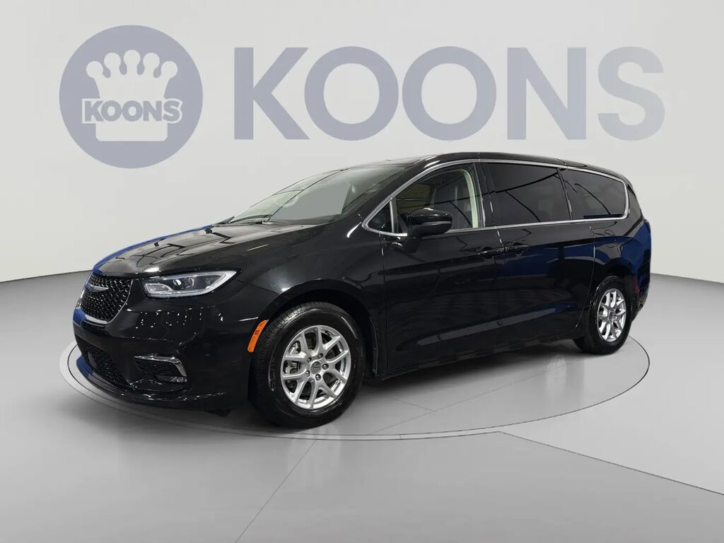 2023 Chrysler Pacifica Touring L — photo 1 of 13