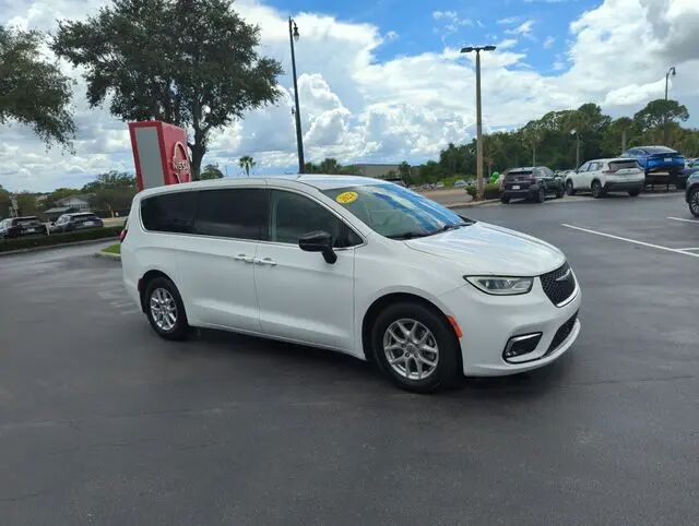 2024 Chrysler Pacifica Touring L — photo 1 of 12
