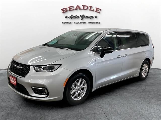 2024 Chrysler Pacifica Touring L — photo 1 of 13