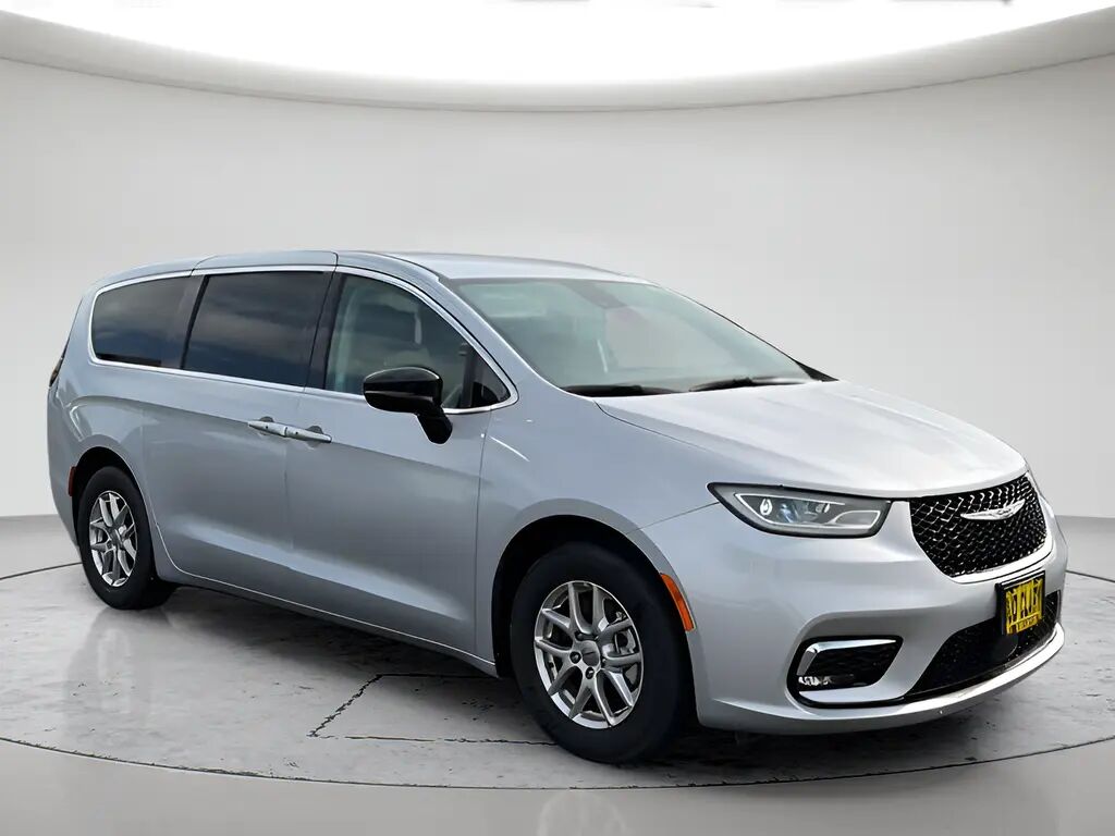 2024 Chrysler Pacifica Touring L — photo 1 of 13