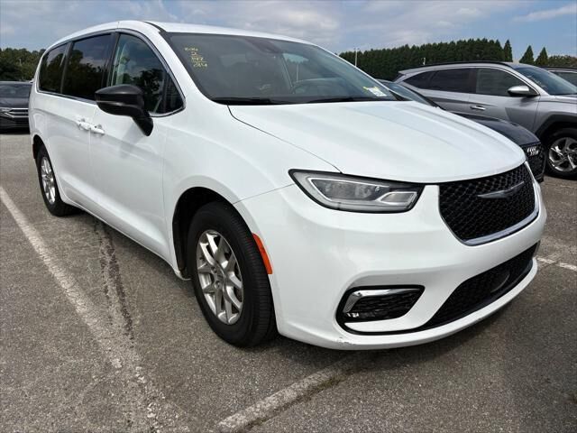 2024 Chrysler Pacifica Touring L — photo 1 of 10
