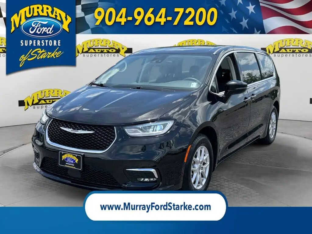 2024 Chrysler Pacifica Touring L — photo 1 of 11