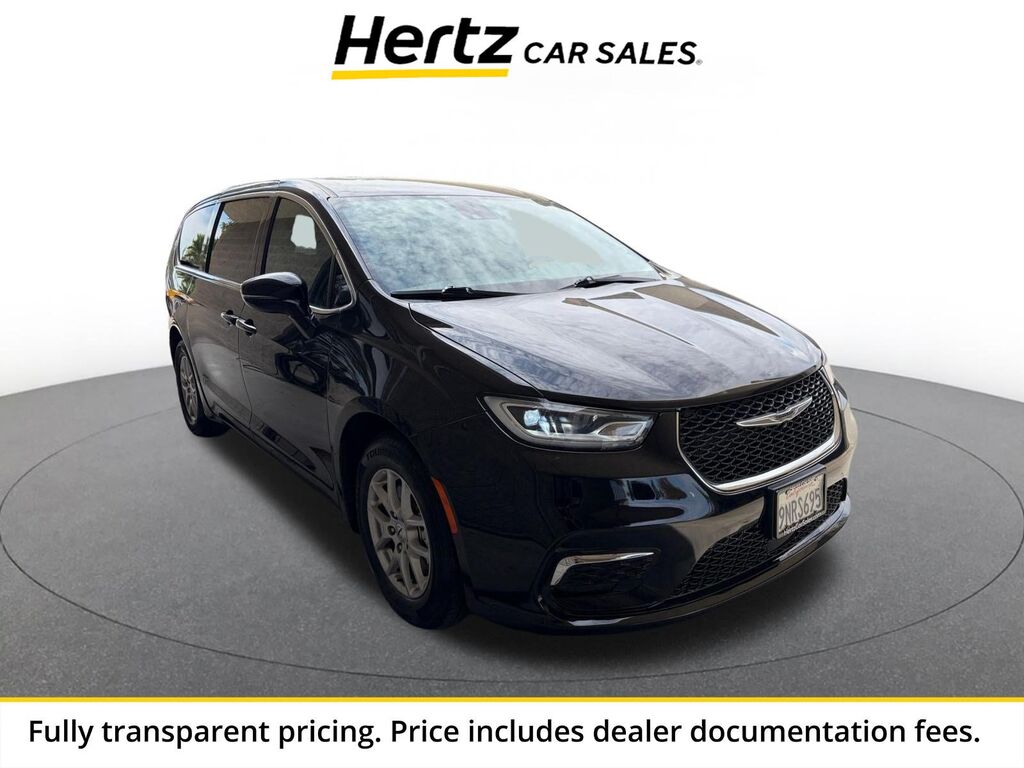 2025 Chrysler Pacifica Select — photo 1 of 11