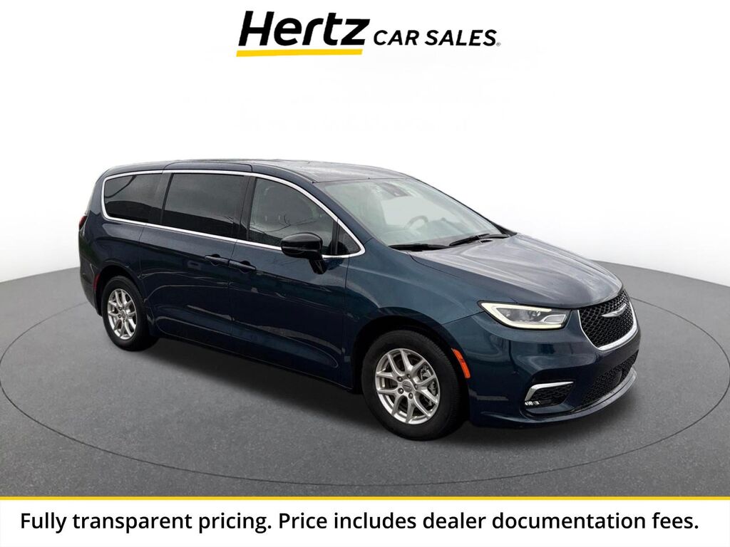 2025 Chrysler Pacifica Select — photo 1 of 11