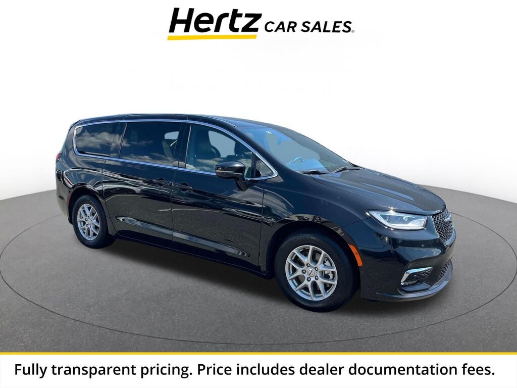2025 Chrysler Pacifica Select — photo 1 of 11