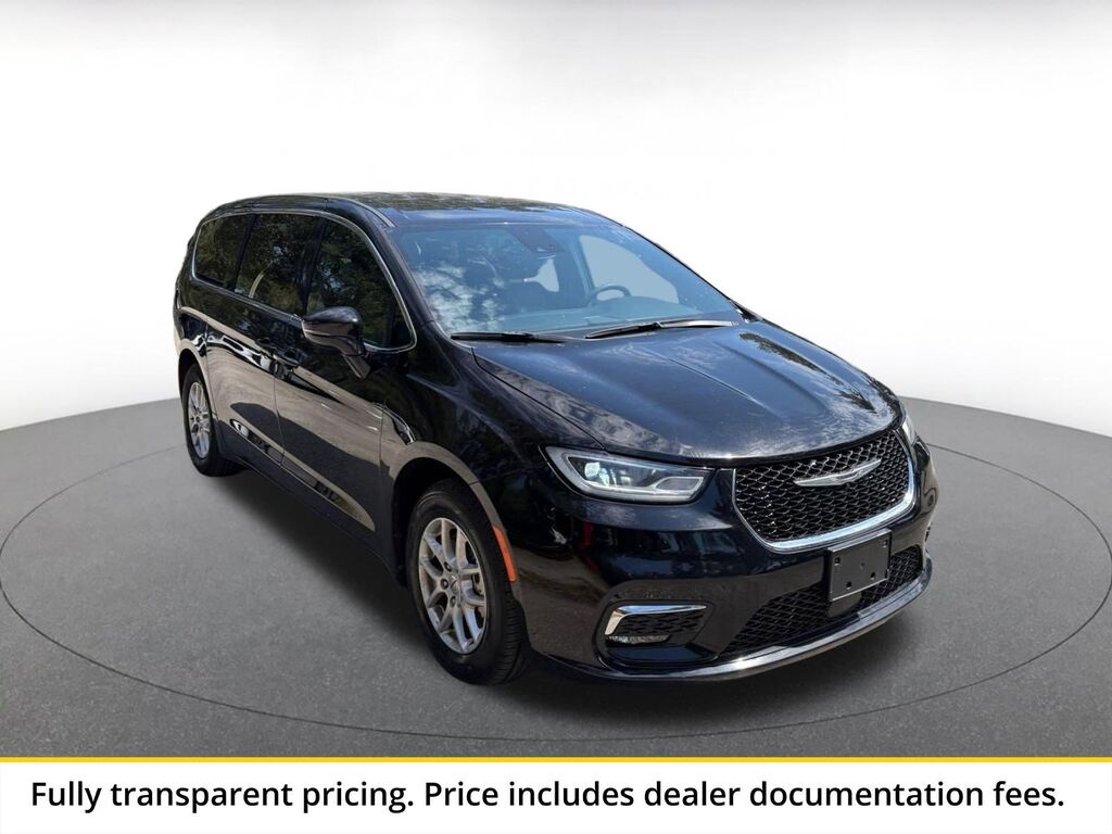 2025 Chrysler Pacifica Select — photo 1 of 11