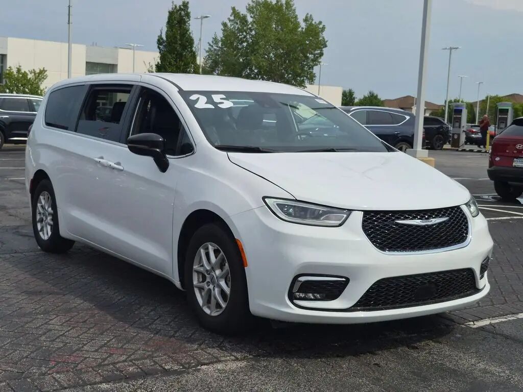 2025 Chrysler Pacifica Select — photo 1 of 12