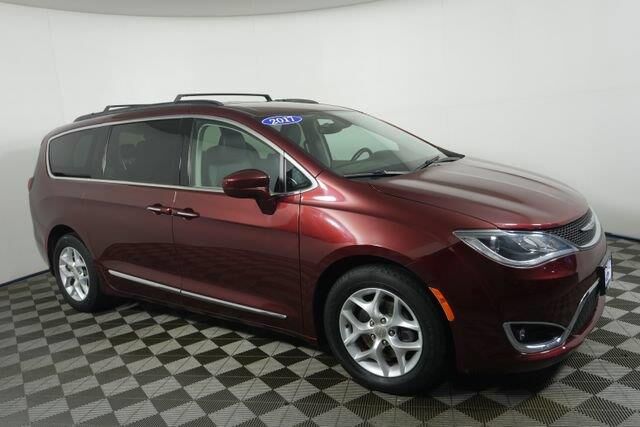 2017 Chrysler Pacifica Touring-L — photo 1 of 12