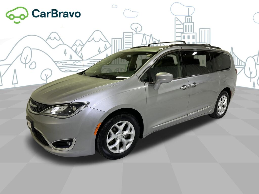 2017 Chrysler Pacifica Touring-L — photo 1 of 7