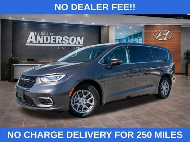 2023 Chrysler Pacifica Touring L — photo 1 of 13