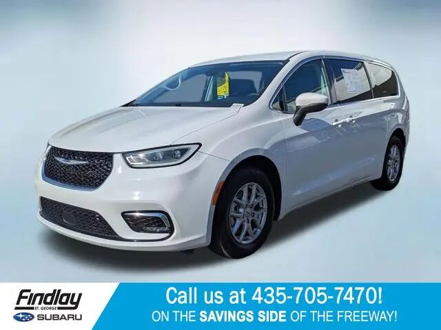 2023 Chrysler Pacifica Touring L — photo 1 of 13